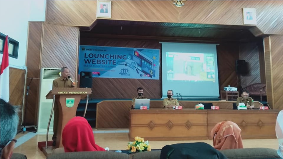 Kepala Baltekkomdik dan Kabid PSLB, Drs. Raymon, M.Pd , saat memberikan kata sambutan pada acara peluncuran website SLB se-Sumatera Barat, Senin 21 Desember 2020 di Padang. (Dok. Istimewa)