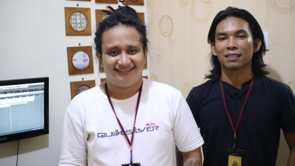 Luddy Roos dan Zulpadli Damas, Operational Manager dan untuk urusan produksi visual dan audio di Indonesia Records. (Dok. Istimewa)