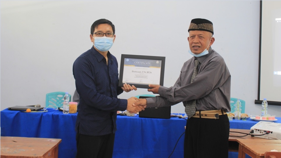 Drs. H. Ahmad Sujai M.Pd., Pembina Yayasan Assalam saat memberikan piagam kepada Hendriwanto, S.Pd., M.Pd. (Dok. Istimewa)