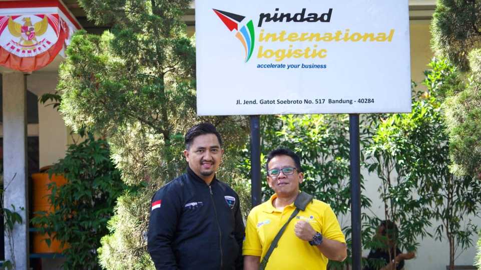 Manager Business & Development PT Pindad International Logistic Arie Afriyan Dimyati bersama Supervisor Pindad International Store Herman Husin. (Dok. PT PIL)