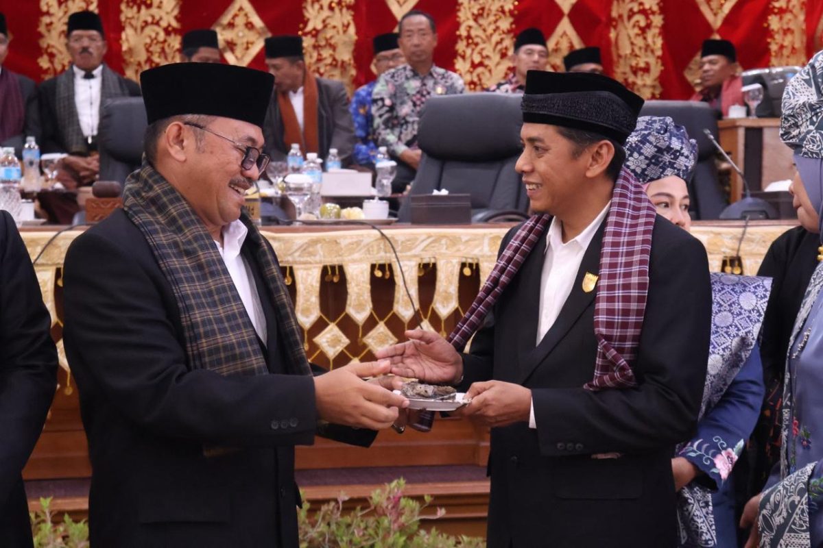 Pj Walikota  & Ketua DPRD Kota Payakumbuh Berbagi Kue Dalam peringatan Hari Jadi Ke 54 Kota Payakumbuh