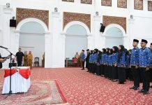 Wako Ramlan Lantik 58 PNS Baru Bukittinggi, Serahkan SK Pensiun untuk Birokrat Senior Melfi Abra