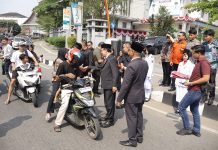 Walikota Bersama Forkompimda Bagikan Bendera Kepada Pengguna Jalan