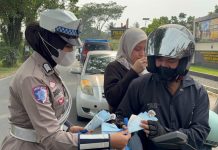 Dampak kabut Asap karhutla, Polres 50 kota Bagikan Masker Gratis ke Masyarakat dan Pengendara Sepeda Motor