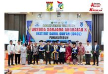 Hadiri Wisuda IDAQU Payakumbuh, Kopertais: Aplikasikan Ilmu di Tengah Masyarakat Sekretaris Koordinasi Perguruan Tinggi Islam Swasta (Kopertis) Wilayah VI Sumatera Barat, Muhammad Fadli berfoto bersama wisudawan dan tamu undangan.