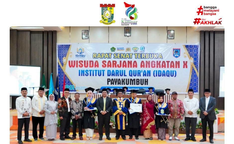 Sekretaris Koordinasi Perguruan Tinggi Islam Swasta (Kopertis) Wilayah VI Sumatera Barat, Muhammad Fadli berfoto bersama wisudawan dan tamu undangan.